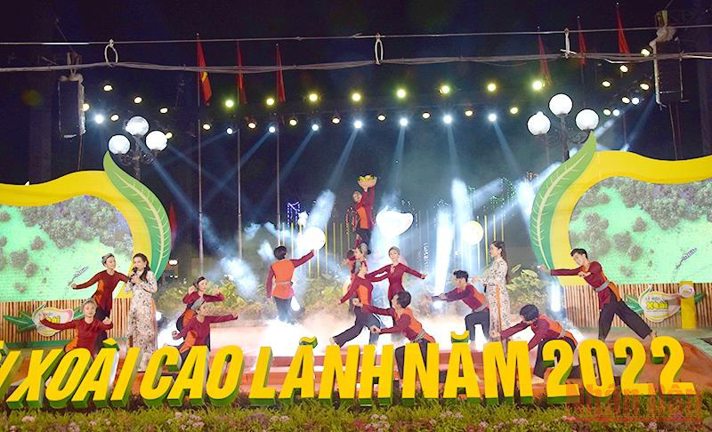 
An art performance at the opening night of Cao Lanh Mango Festival.
