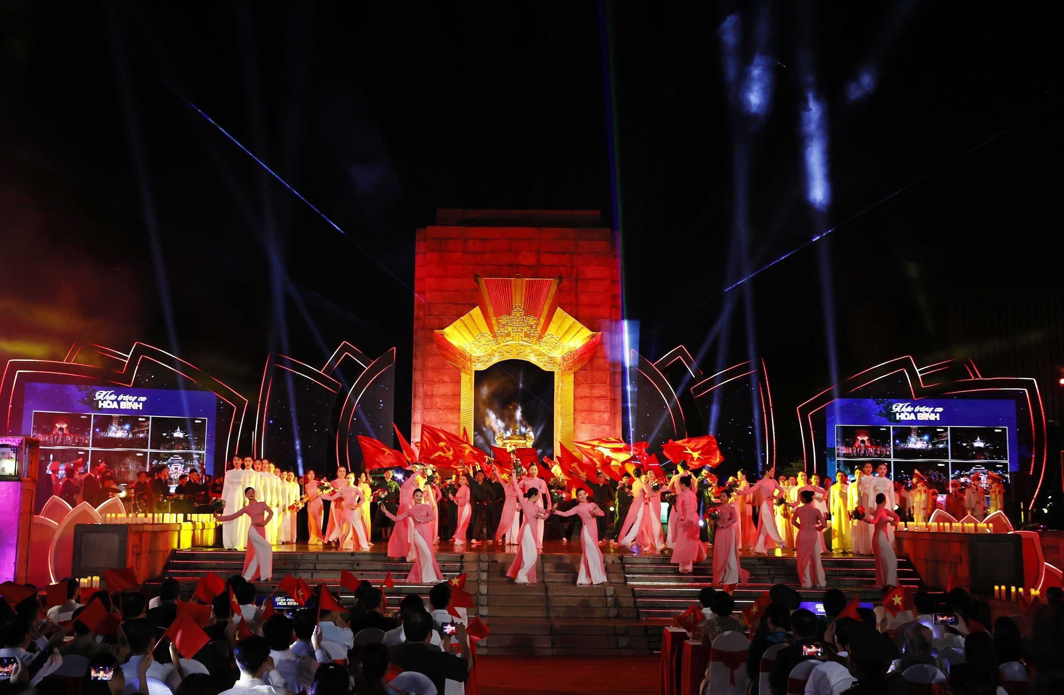 Cầu truyền hình Khúc tráng ca hòa bình: Hào hùng, xúc động và sâu lắng! - Ảnh 12. Cầu truyền hình Khúc tráng ca hòa bình: Hào hùng, xúc động và sâu lắng! - Ảnh 12.