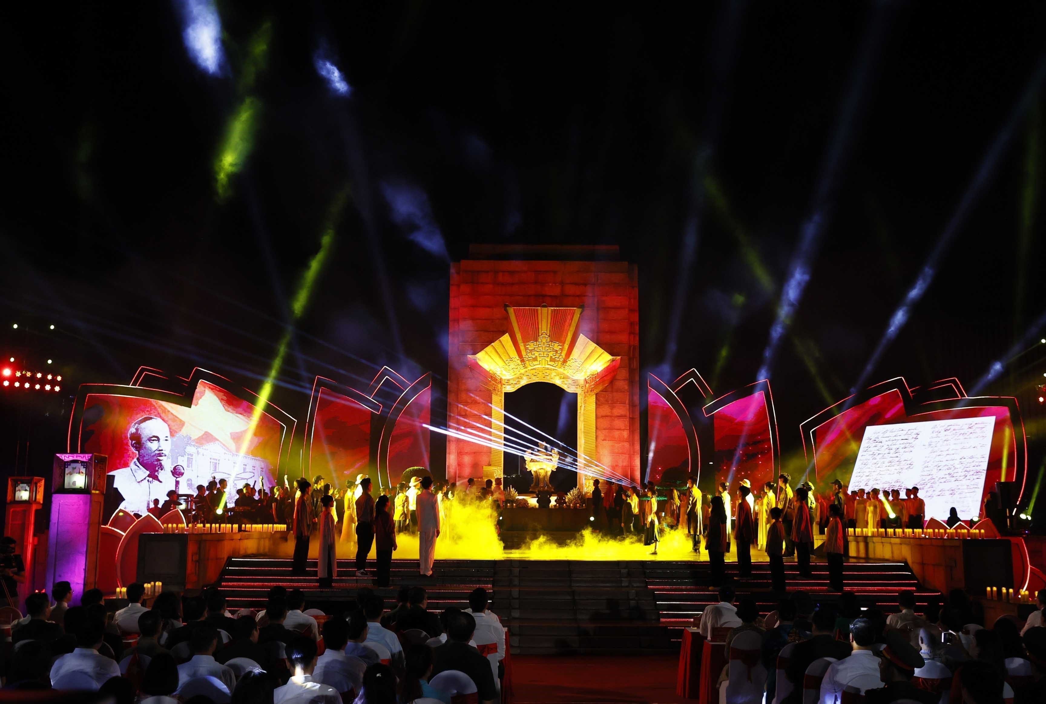 Cầu truyền hình Khúc tráng ca hòa bình: Hào hùng, xúc động và sâu lắng! - Ảnh 2. Cầu truyền hình Khúc tráng ca hòa bình: Hào hùng, xúc động và sâu lắng! - Ảnh 2.