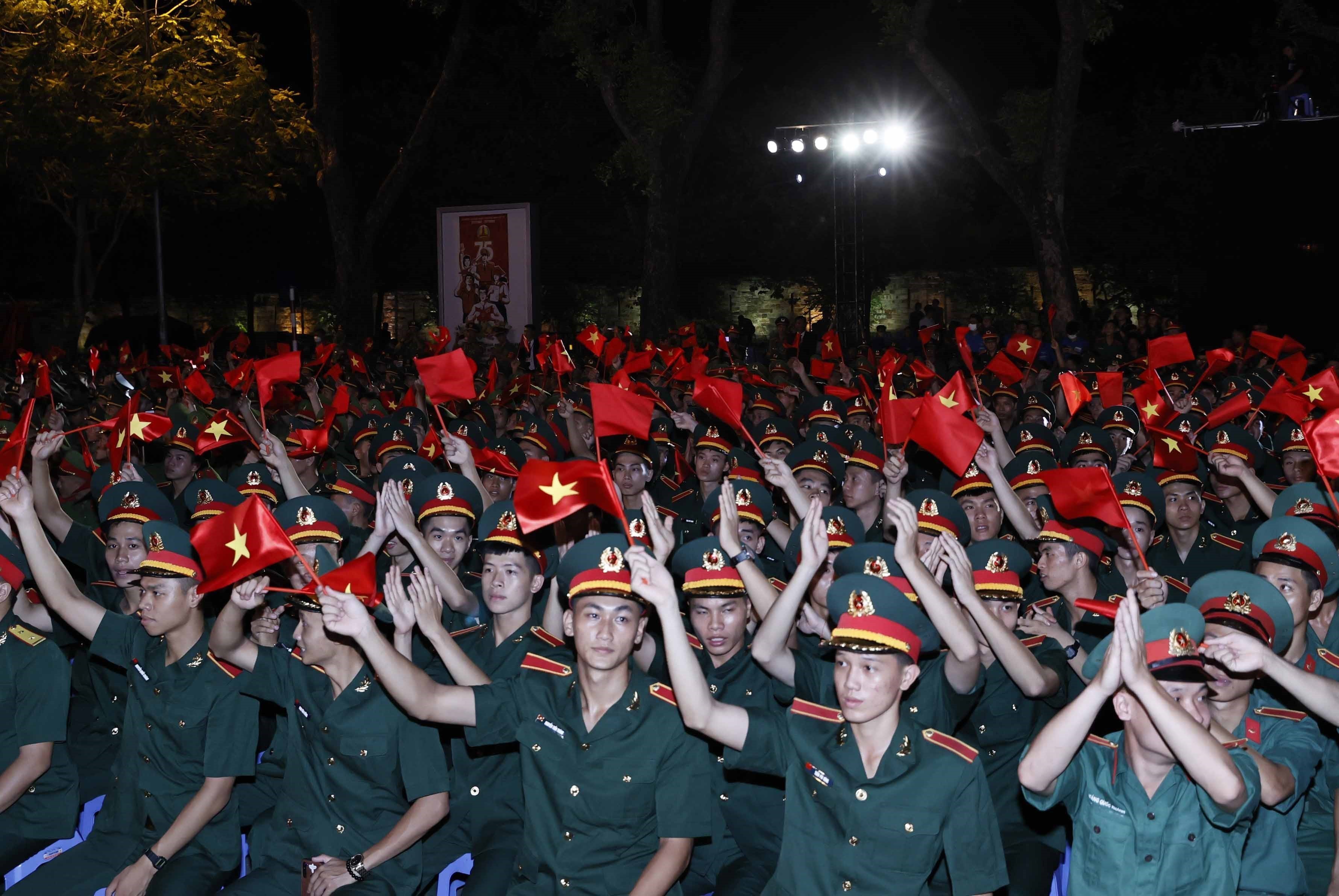 Cầu truyền hình Khúc tráng ca hòa bình: Hào hùng, xúc động và sâu lắng! - Ảnh 3. Cầu truyền hình Khúc tráng ca hòa bình: Hào hùng, xúc động và sâu lắng! - Ảnh 3.