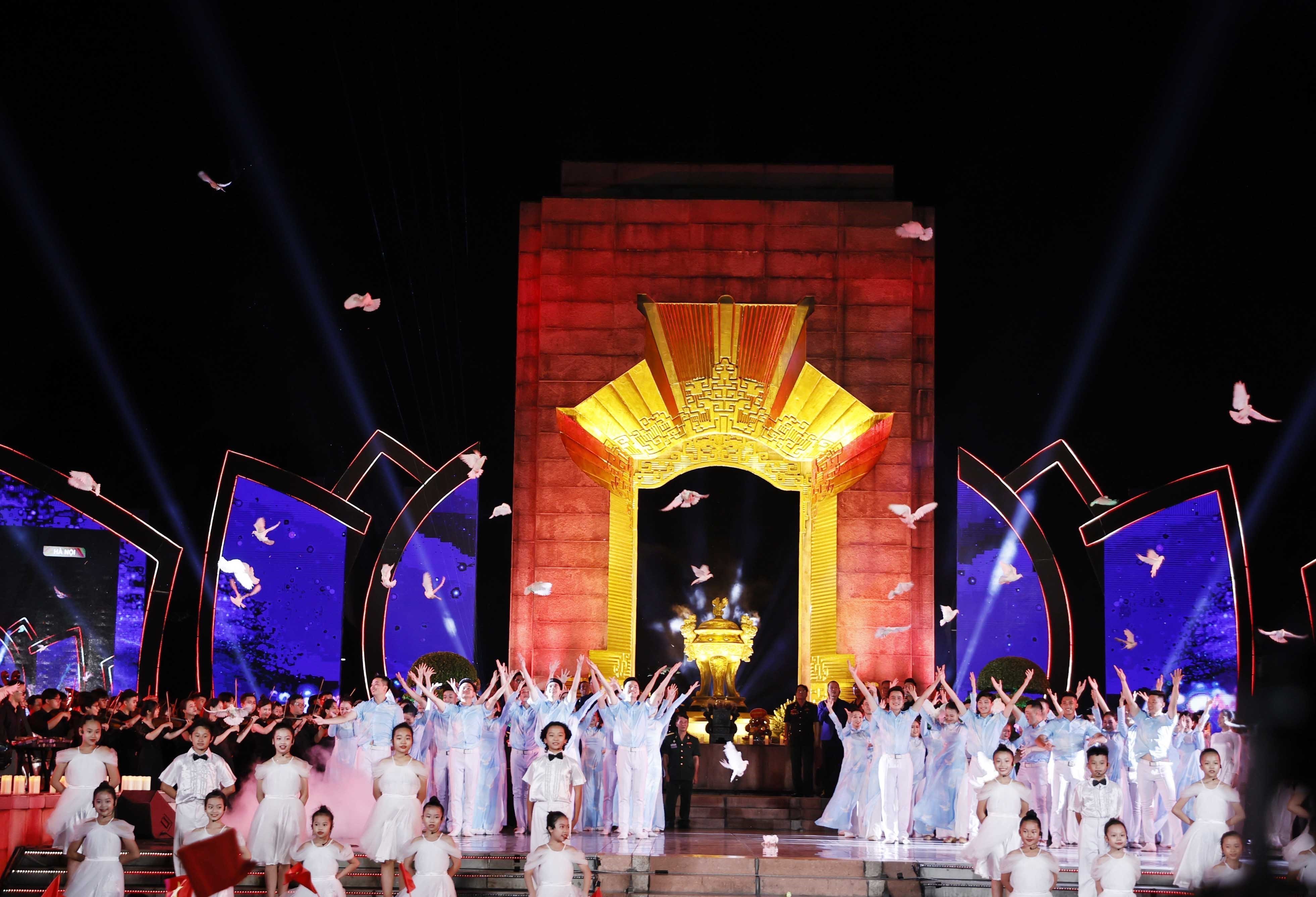 Cầu truyền hình Khúc tráng ca hòa bình: Hào hùng, xúc động và sâu lắng! - Ảnh 38. Cầu truyền hình Khúc tráng ca hòa bình: Hào hùng, xúc động và sâu lắng! - Ảnh 38.