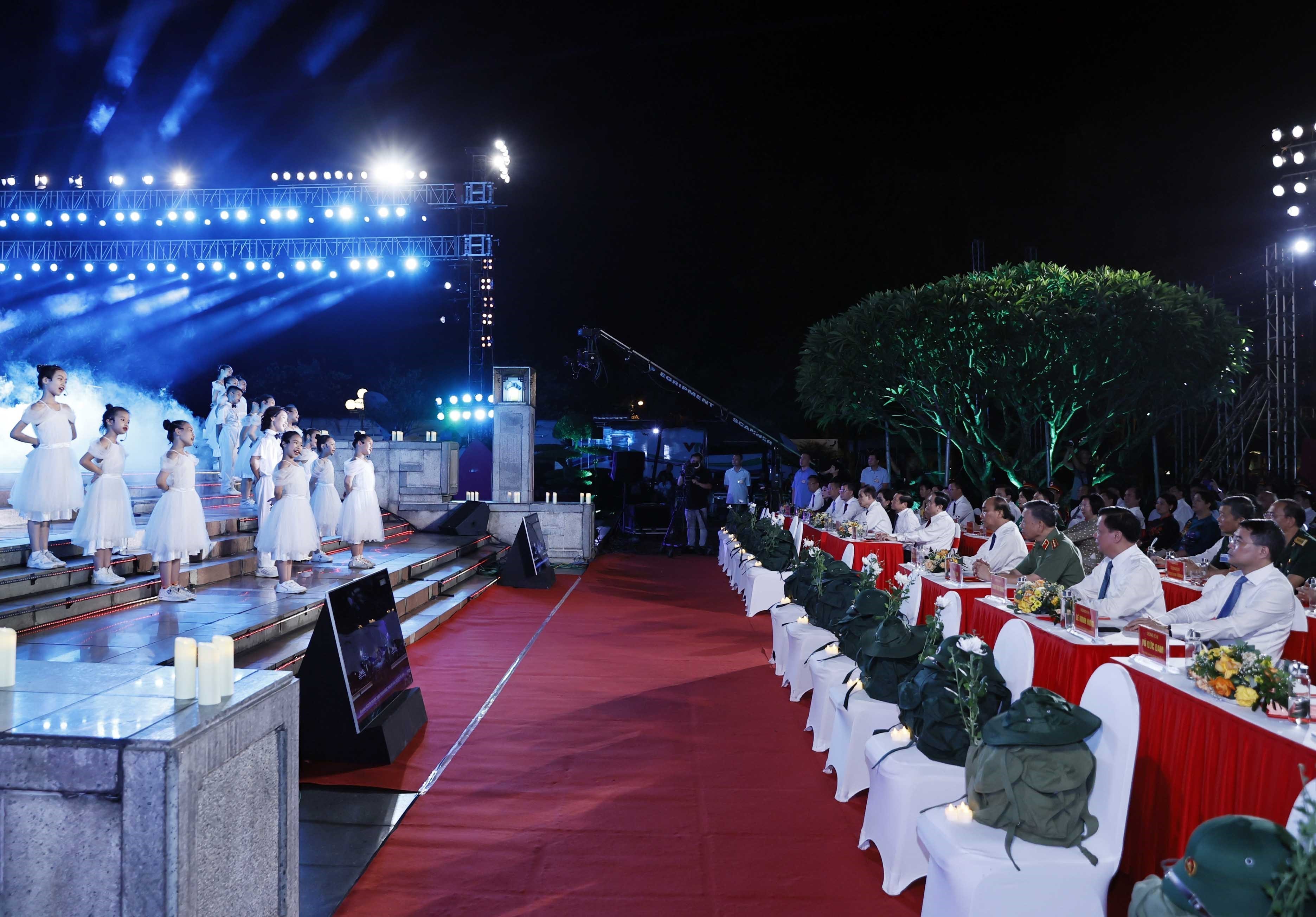 Cầu truyền hình Khúc tráng ca hòa bình: Hào hùng, xúc động và sâu lắng! - Ảnh 36. Cầu truyền hình Khúc tráng ca hòa bình: Hào hùng, xúc động và sâu lắng! - Ảnh 36.