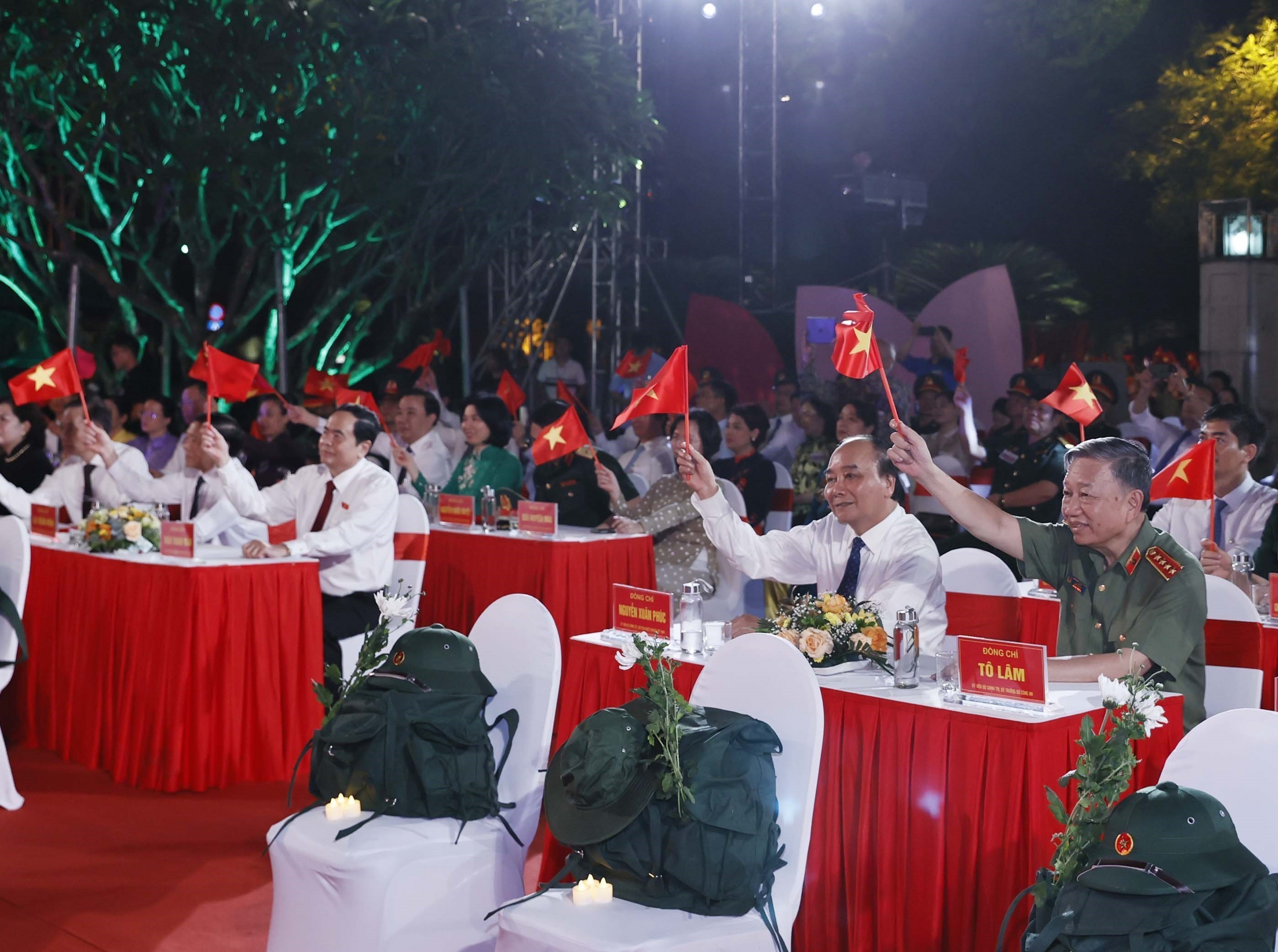 Cầu truyền hình Khúc tráng ca hòa bình: Hào hùng, xúc động và sâu lắng! - Ảnh 37. Cầu truyền hình Khúc tráng ca hòa bình: Hào hùng, xúc động và sâu lắng! - Ảnh 37.