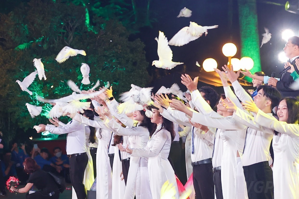 Cầu truyền hình Khúc tráng ca hòa bình: Hào hùng, xúc động và sâu lắng! - Ảnh 41. Cầu truyền hình Khúc tráng ca hòa bình: Hào hùng, xúc động và sâu lắng! - Ảnh 41.