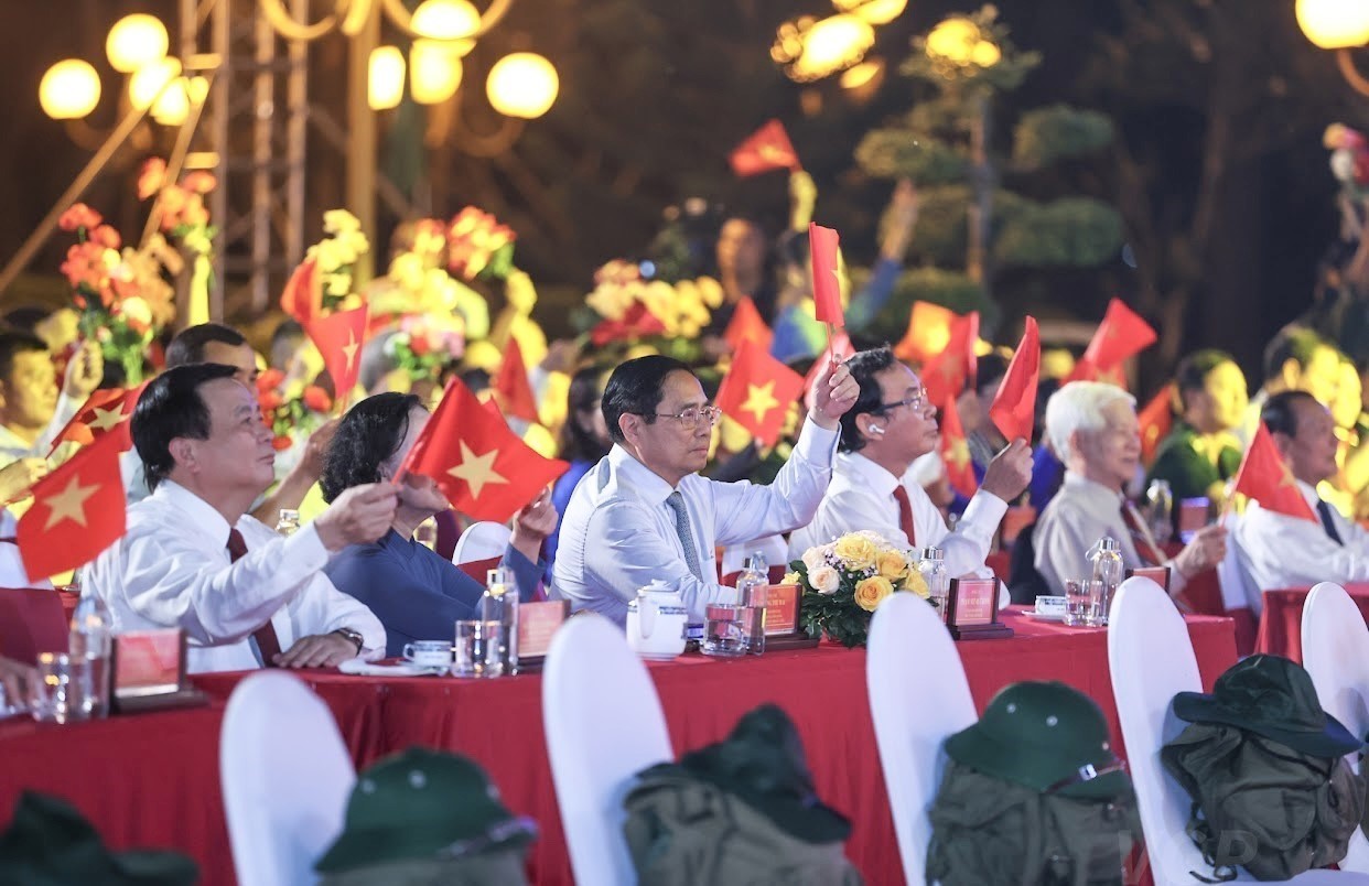 Cầu truyền hình Khúc tráng ca hòa bình: Hào hùng, xúc động và sâu lắng! - Ảnh 39. Cầu truyền hình Khúc tráng ca hòa bình: Hào hùng, xúc động và sâu lắng! - Ảnh 39.