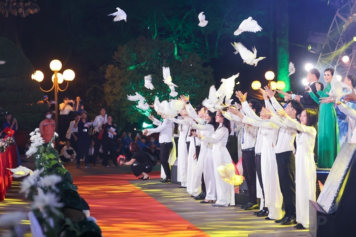 Cầu truyền hình Khúc tráng ca hòa bình: Hào hùng, xúc động và sâu lắng! - Ảnh 40. Cầu truyền hình Khúc tráng ca hòa bình: Hào hùng, xúc động và sâu lắng! - Ảnh 40.