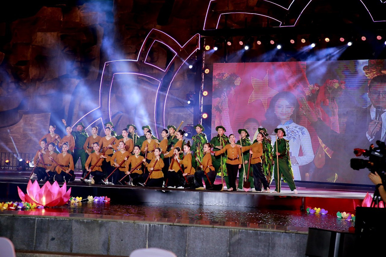 Cầu truyền hình Khúc tráng ca hòa bình: Hào hùng, xúc động và sâu lắng! - Ảnh 8. Cầu truyền hình Khúc tráng ca hòa bình: Hào hùng, xúc động và sâu lắng! - Ảnh 8.