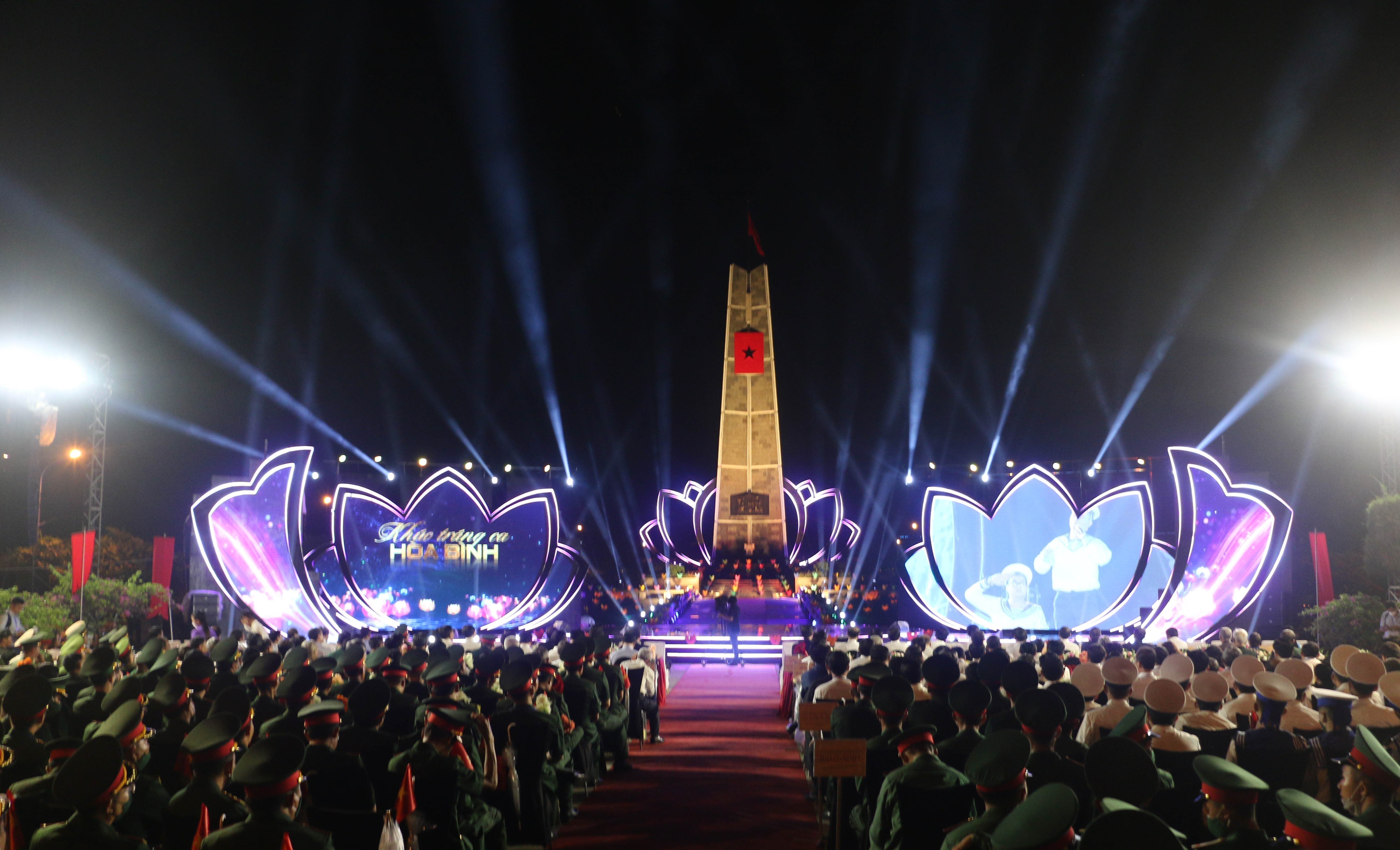 Cầu truyền hình Khúc tráng ca hòa bình: Hào hùng, xúc động và sâu lắng! - Ảnh 10. Cầu truyền hình Khúc tráng ca hòa bình: Hào hùng, xúc động và sâu lắng! - Ảnh 10.