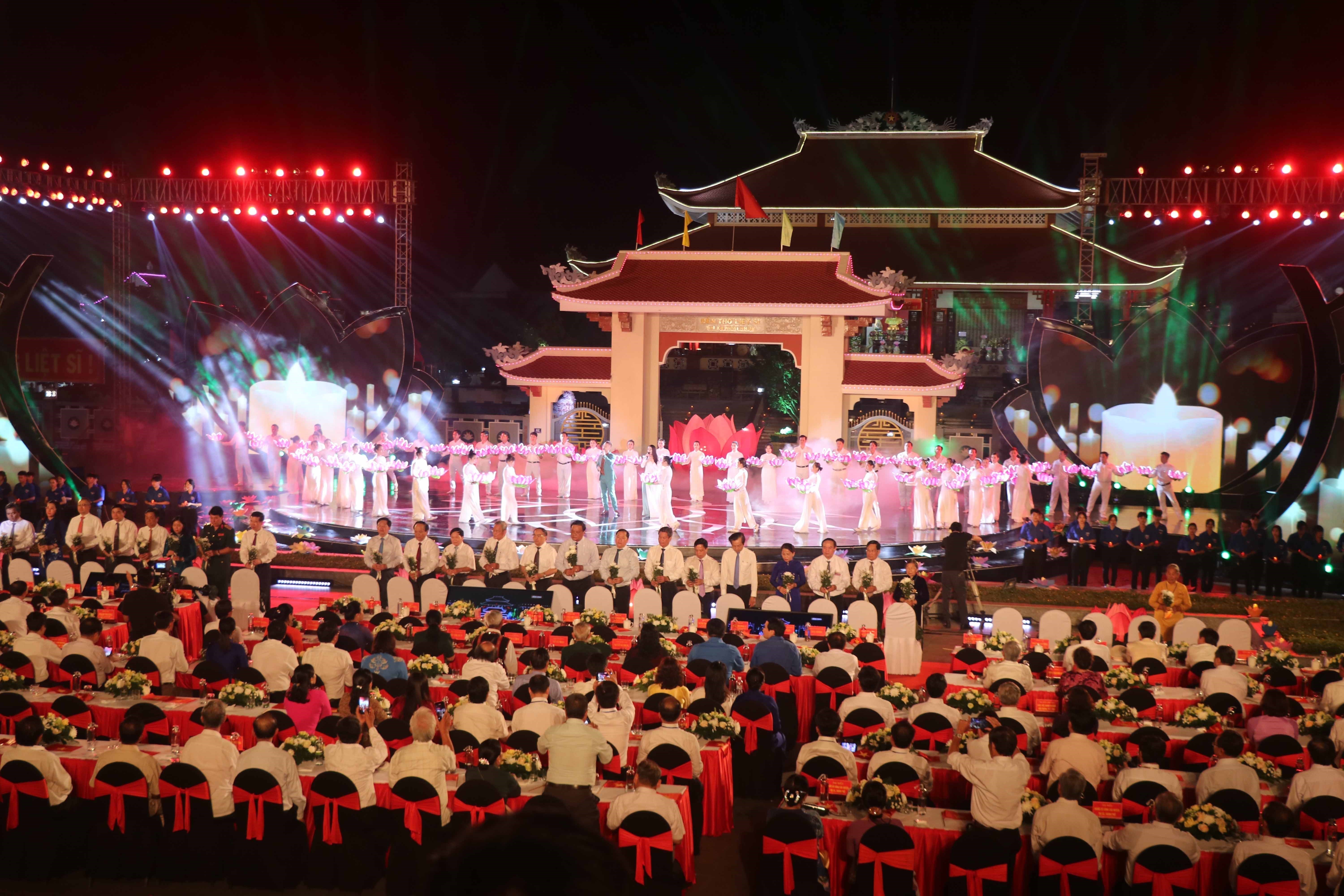 Cầu truyền hình Khúc tráng ca hòa bình: Hào hùng, xúc động và sâu lắng! - Ảnh 19. Cầu truyền hình Khúc tráng ca hòa bình: Hào hùng, xúc động và sâu lắng! - Ảnh 19.