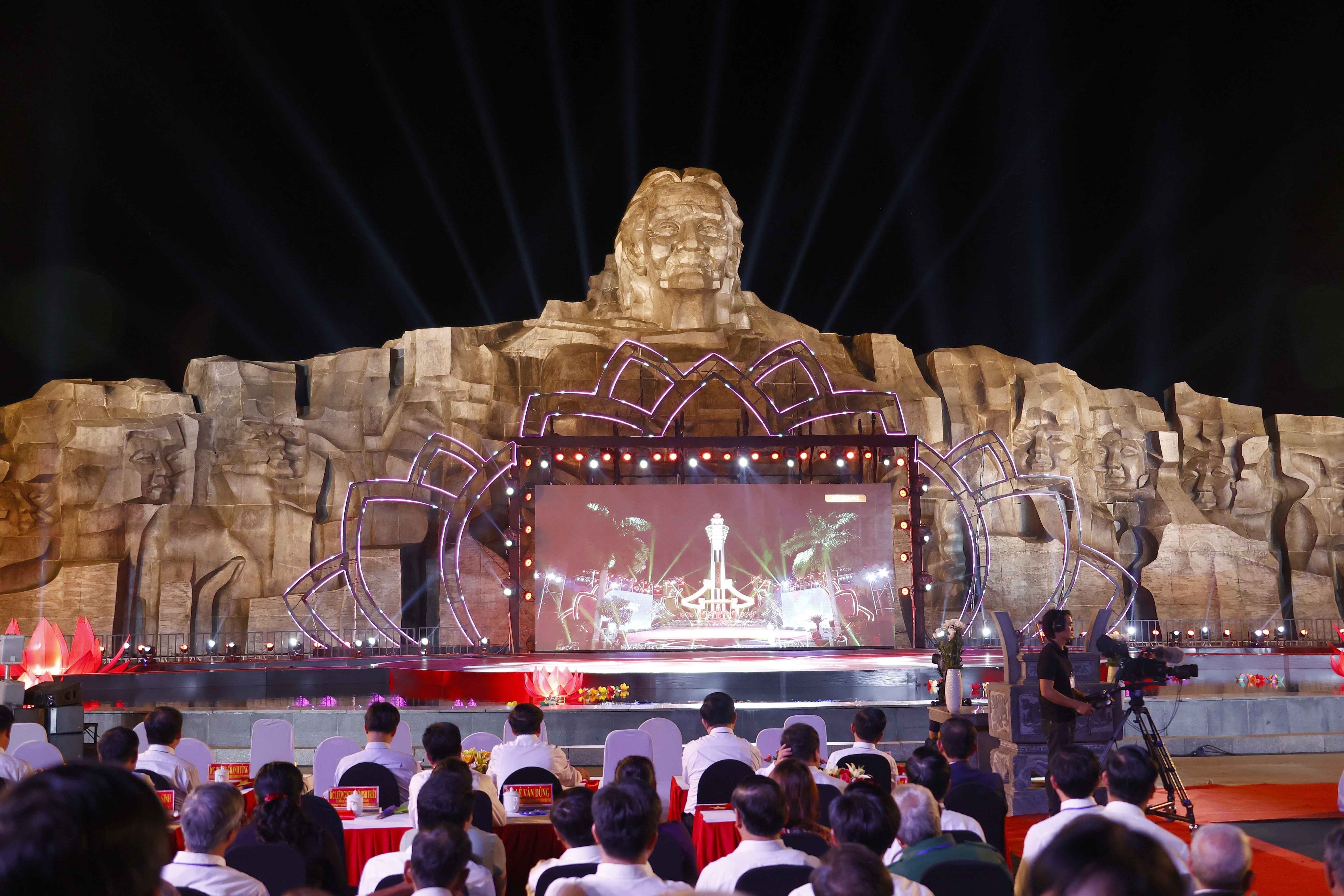 Cầu truyền hình Khúc tráng ca hòa bình: Hào hùng, xúc động và sâu lắng! - Ảnh 7. Cầu truyền hình Khúc tráng ca hòa bình: Hào hùng, xúc động và sâu lắng! - Ảnh 7.