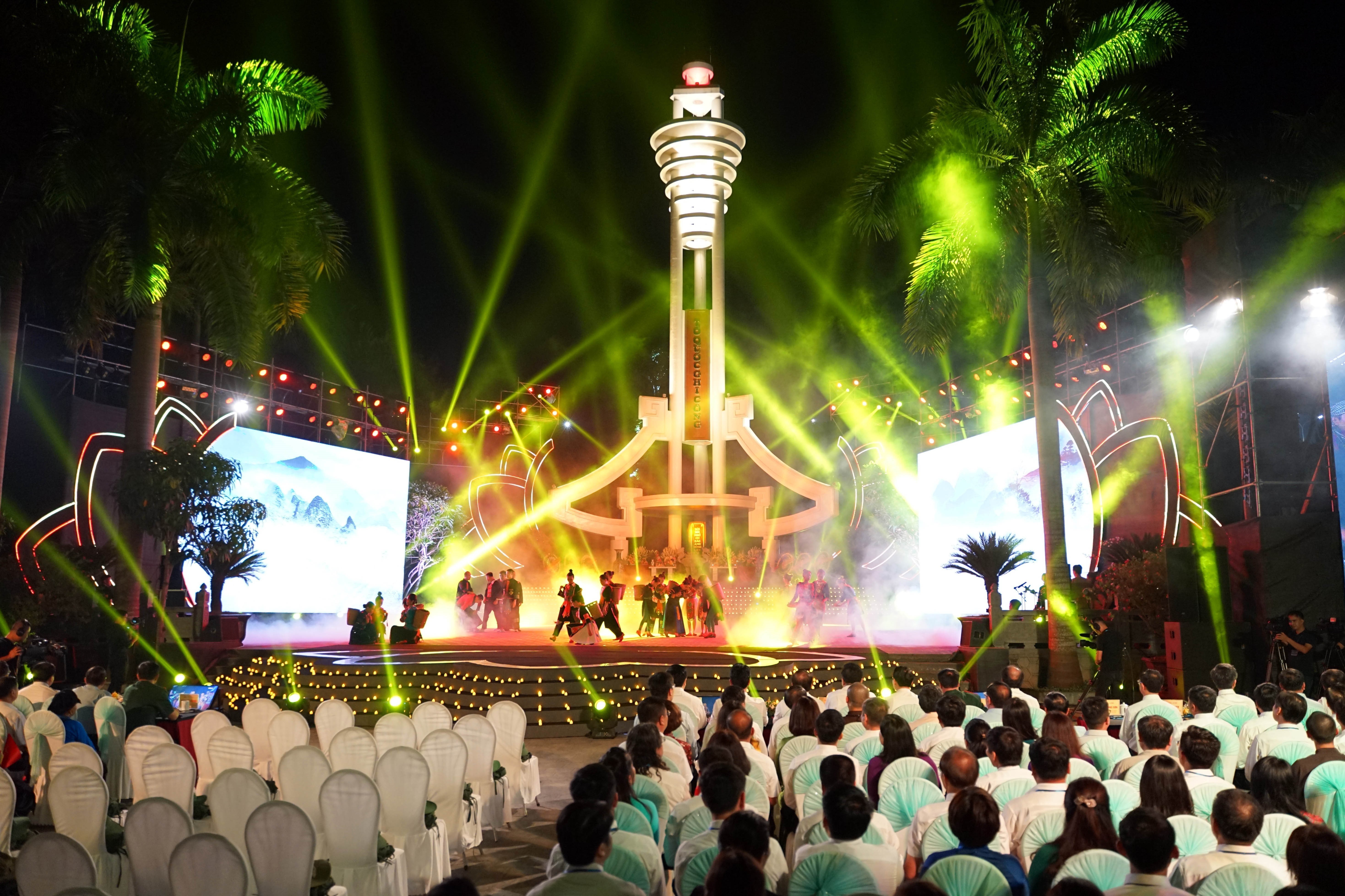 Cầu truyền hình Khúc tráng ca hòa bình: Hào hùng, xúc động và sâu lắng! - Ảnh 6. Cầu truyền hình Khúc tráng ca hòa bình: Hào hùng, xúc động và sâu lắng! - Ảnh 6.