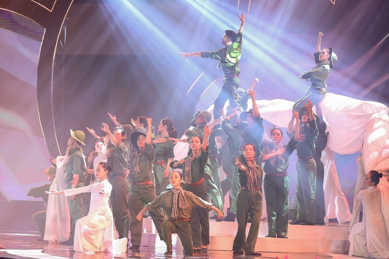 Cầu truyền hình Khúc tráng ca hòa bình: Hào hùng, xúc động và sâu lắng! - Ảnh 4. Cầu truyền hình Khúc tráng ca hòa bình: Hào hùng, xúc động và sâu lắng! - Ảnh 4.