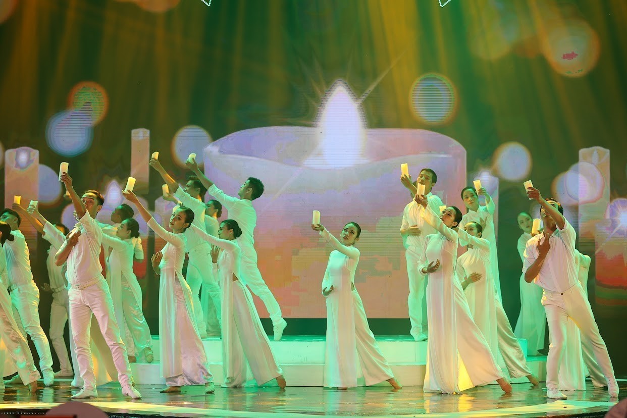 Cầu truyền hình Khúc tráng ca hòa bình: Hào hùng, xúc động và sâu lắng! - Ảnh 27. Cầu truyền hình Khúc tráng ca hòa bình: Hào hùng, xúc động và sâu lắng! - Ảnh 27.