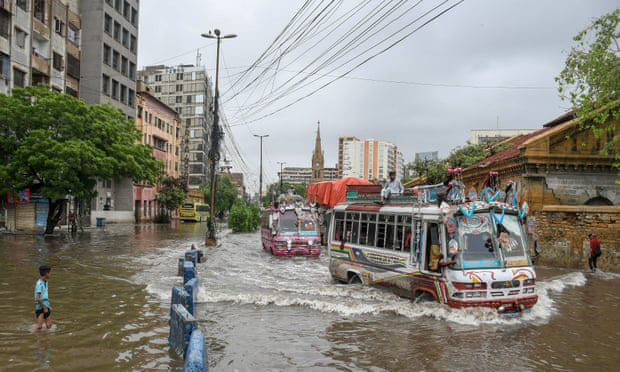 Hơn 50 ngôi làng ở Pakistan bị nhấn chìm trong nước lũ, gây thiệt hại nặng nề - Ảnh 1.