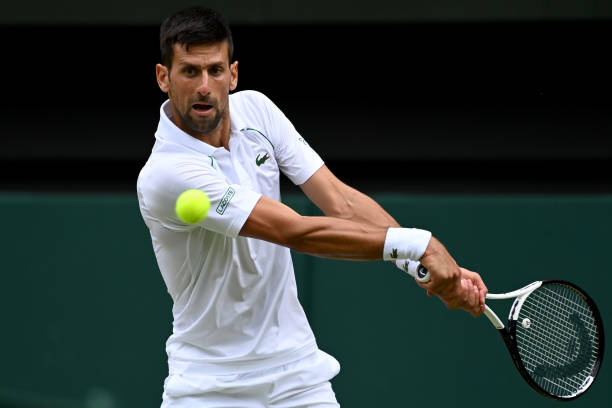 Novak Djokovic ngược dòng ngoạn mục trước Jannik Sinner tại tứ kết Wimbledon - Ảnh 2.