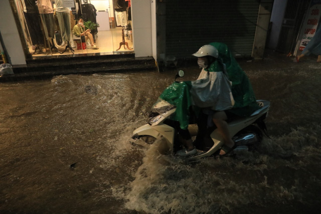 Hà Nội sau mưa lớn chiều tối 5/7: Đường ngập như sông, cây đổ, nhiều xe chết máy - Ảnh 8.