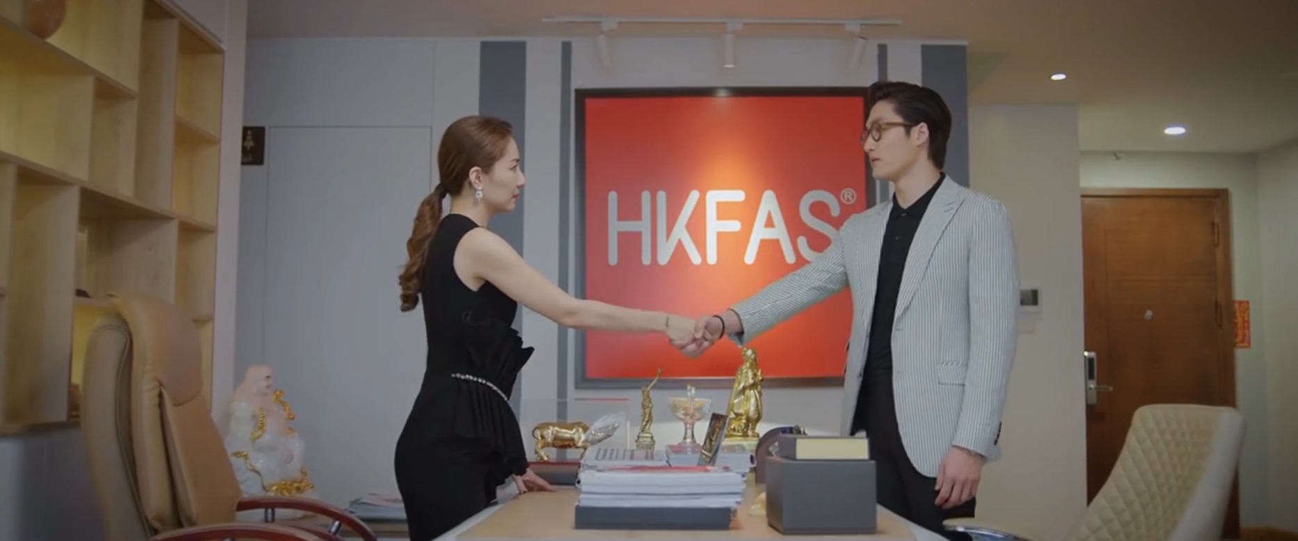 Thương ng&agrave;y nắng về 2 - Tập 42: Nhật Mai bất ngờ ngồi v&agrave;o vị tr&iacute; Tổng Gi&aacute;m đốc - Ảnh 3.