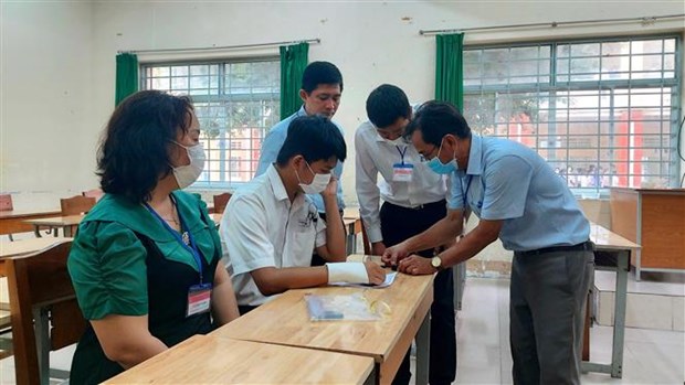 Bị gãy tay do tai nạn giao thông, một thí sinh được thầy cô viết bài thi hộ - Ảnh 1.