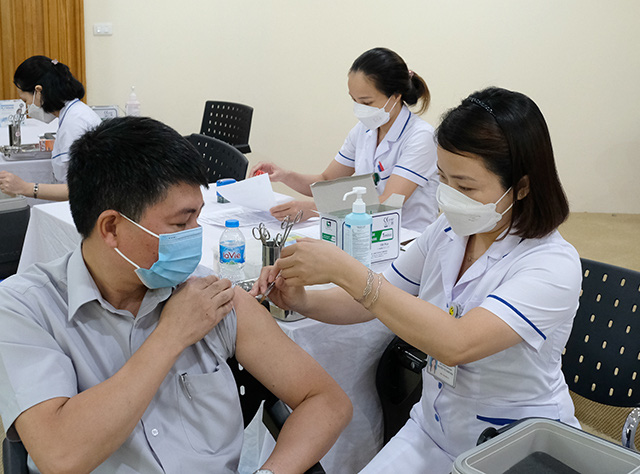 Biến thể BA.4, BA.5 đã xâm nhập, hàng chục tỉnh vẫn tiêm vaccine COVID-19 mũi 3 và 4 chậm - Ảnh 1.