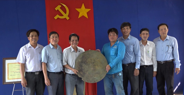 Ngư dân vớt được trống đồng niên đại hơn 2.000 năm trên sông Hậu - Ảnh 1.