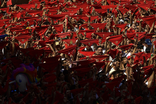 Tây Ban Nha mở lễ hội đua với bò tót đầu tiên sau 3 năm - Ảnh 3.