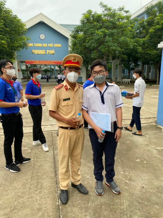 Cảnh sát giao thông TP Hồ Chí Minh hỗ trợ cán bộ coi thi gặp sự cố đến điểm thi kịp thời - Ảnh 1.