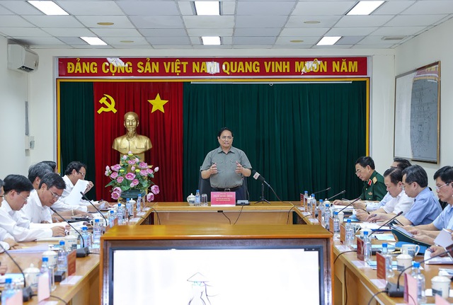 Thủ tướng khảo sát thực địa, chỉ đạo giải quyết tình trạng quá tải sân bay Tân Sơn Nhất - Ảnh 1.