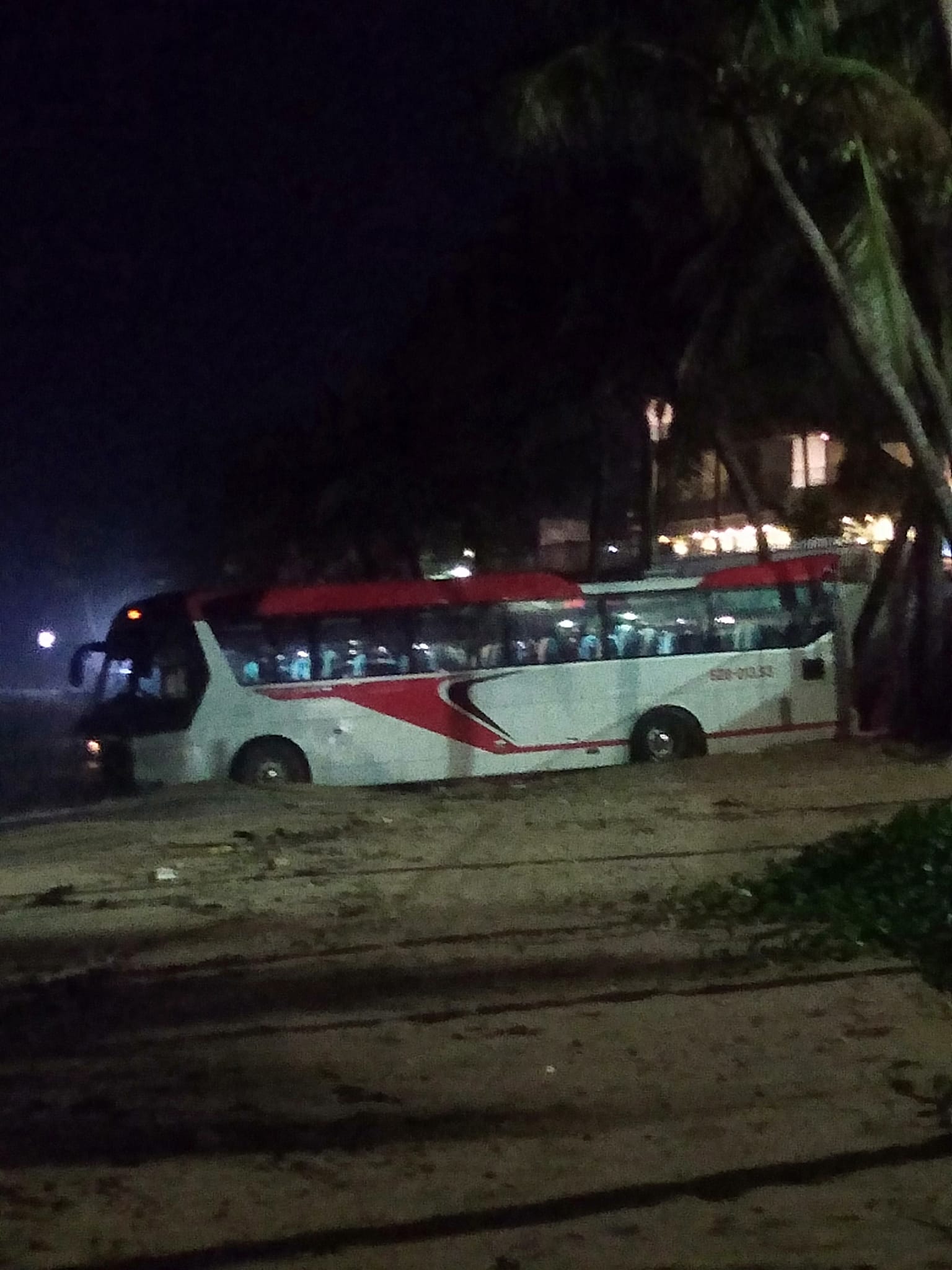 Xe kh&aacute;ch bất ngờ bay xuống b&atilde;i biển Ph&uacute; Quốc - Ảnh 2.