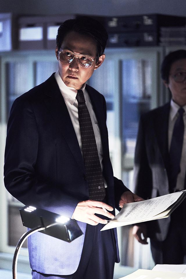 Lee Jung Jae mất ngủ nhiều đêm khi làm phim đầu tay The Hunt - Ảnh 1. Lee Jung Jae mất ngủ nhiều đêm khi làm phim đầu tay The Hunt - Ảnh 1.