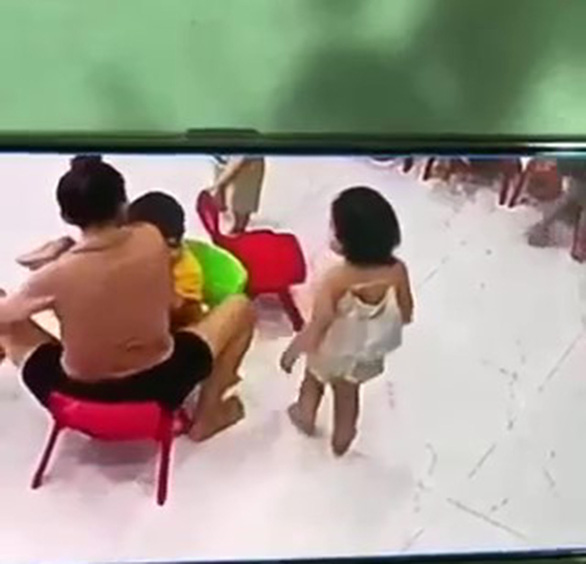 Đình chỉ cơ sở mầm non có cô giáo hất cùi chỏ vào mặt bé trai 3 tuổi - Ảnh 1.