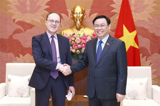 
National Assembly Chairman Vuong Dinh Hue welcomes Russian Ambassador Gennady Bezdetko (Photo: VNA)
