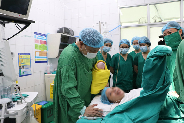 Gần 90 ngày giữ thai cho sản phụ hiếm muộn bị vỡ tử cung ở tuần 26 - Ảnh 1. Gần 90 ngày giữ thai cho sản phụ hiếm muộn bị vỡ tử cung ở tuần 26 - Ảnh 1.