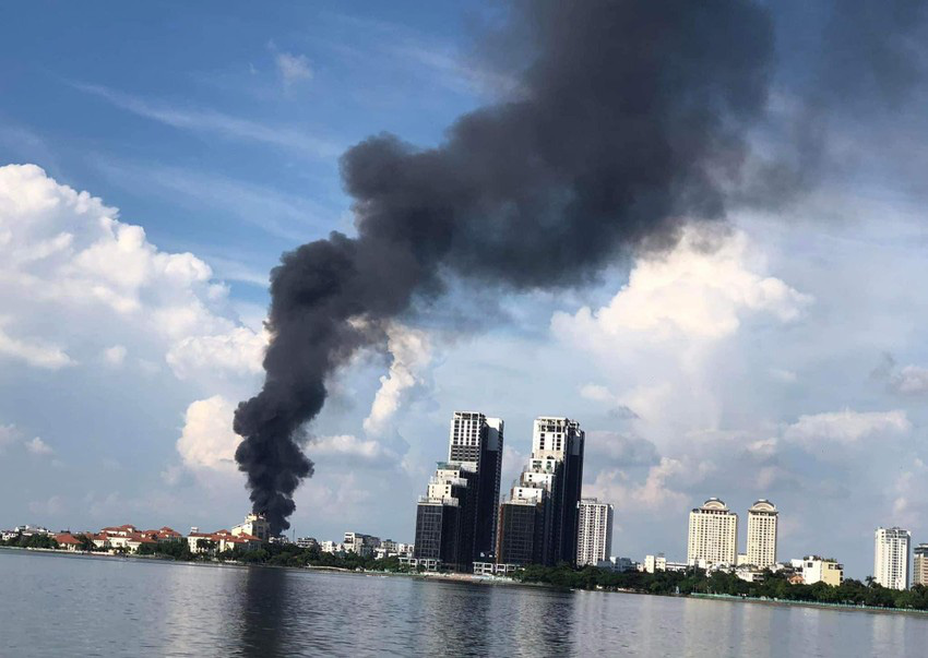 Ch&aacute;y kho h&agrave;ng ở H&agrave; Nội, cột kh&oacute;i đen bốc cao h&agrave;ng chục m&eacute;t - Ảnh 1.