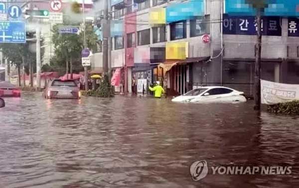 Lũ lụt lịch sử tại Hàn Quốc khiến 7 người thiệt mạng - Ảnh 2.