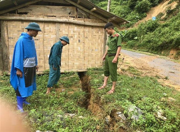 Xuất hiện vết nứt dài hàng trăm mét tại Nghệ An - Ảnh 1.