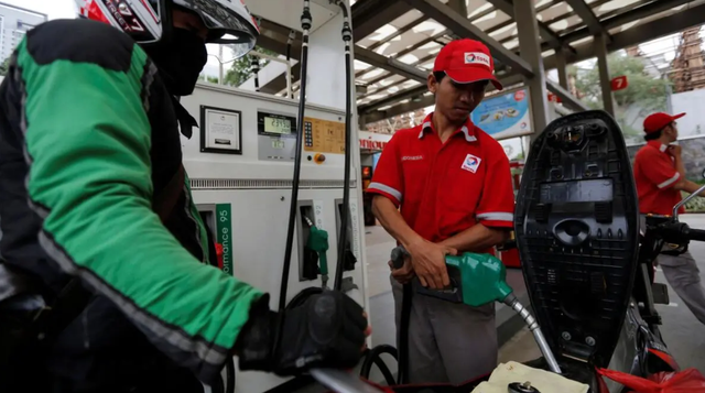 Tài xế xe công nghệ Indonesia “vật lộn” với giá nhiên liệu cao - Ảnh 1.