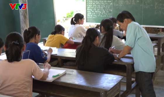 Lớp học đặc biệt của ông giáo làng - Ảnh 1.