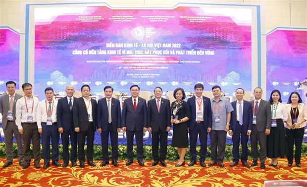
National Assembly Chairman Vuong Dinh Hue (seventh from left) poses for a photo with other delegates to the forum (Photo: VNA)
