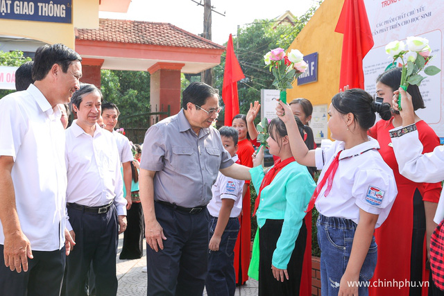 Thủ tướng: Không để bất cứ học sinh nào không được tới trường, không có sách giáo khoa - Ảnh 1.