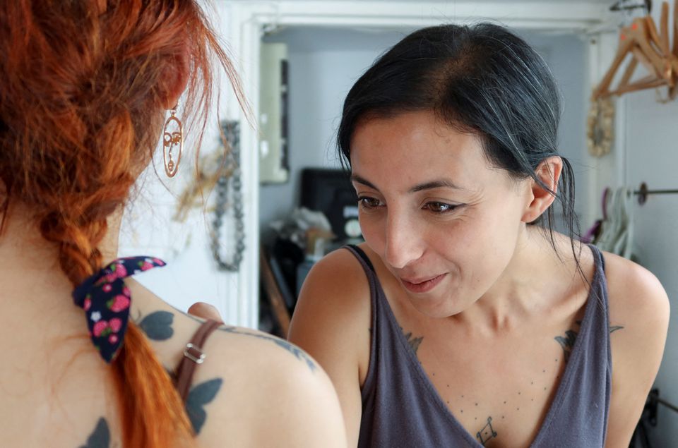 Nghệ sĩ xăm h&igrave;nh người Tunisia Manel Mahdouani - người hồi sinh c&aacute;c biểu tượng Berber cho thế hệ mới - Ảnh 4.