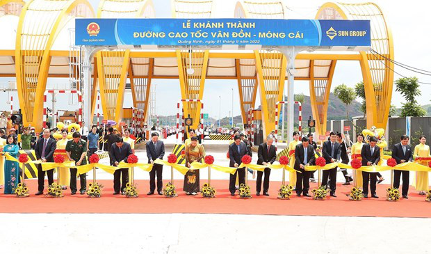 
Officials cut the ribbon to inaugurate Van Don - Mong Cai Expressway on September 1. (Photo: VNA)
