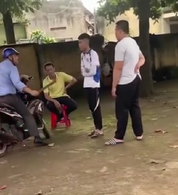 Tạm dừng lên lớp với thầy giáo dùng thước, mũ bảo hiểm đánh 2 học sinh - Ảnh 1.