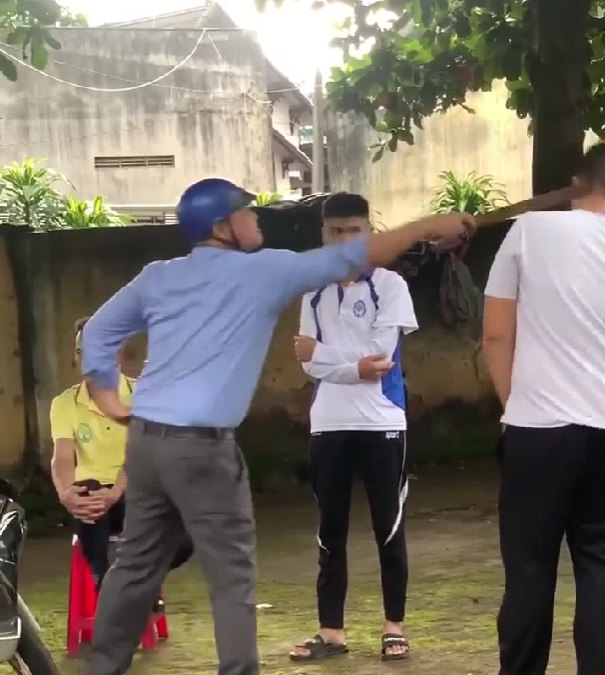 Tạm dừng lên lớp với thầy giáo dùng thước, mũ bảo hiểm đánh 2 học sinh - Ảnh 2.