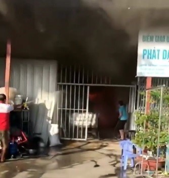 Bình Dương: Lại cháy nhà, một nạn nhân 17 tuổi mắc kẹt bên trong - Ảnh 1.