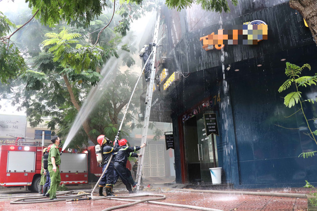 Dập tắt đám cháy tại quán Bi-A Club ở Bắc Ninh - Ảnh 5.