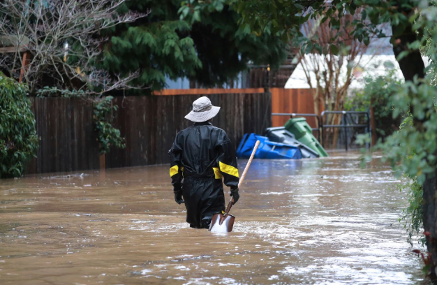 Bang California lại chìm trong đợt mưa lớn, tuyết rơi dày và gió thổi mạnh mới  - Ảnh 4.