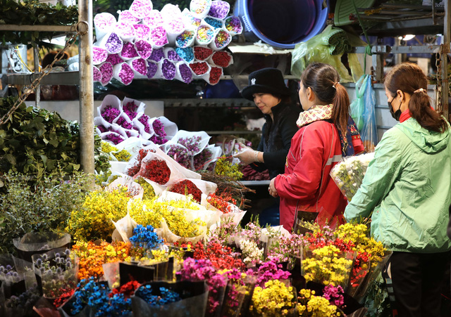 Nhộn nhịp chợ hoa, đồ trang trí ngày sát Tết - Ảnh 1.