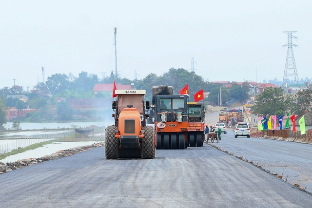 Thủ tướng kiểm tra, đôn đốc các dự án cao tốc Bắc - Nam - Ảnh 6.