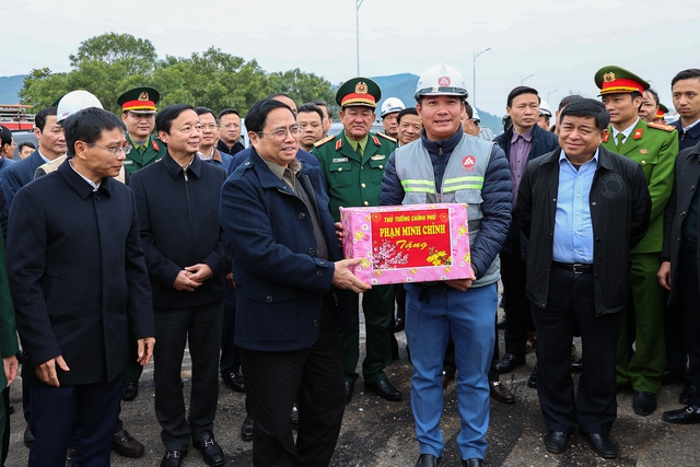 Thủ tướng kiểm tra, đôn đốc các dự án cao tốc Bắc - Nam - Ảnh 8.