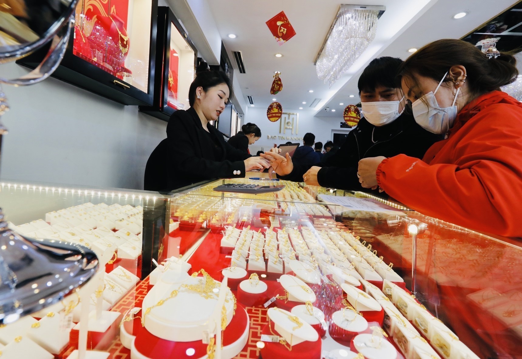 Người dân đổ xô mua vàng ngày vía Thần Tài